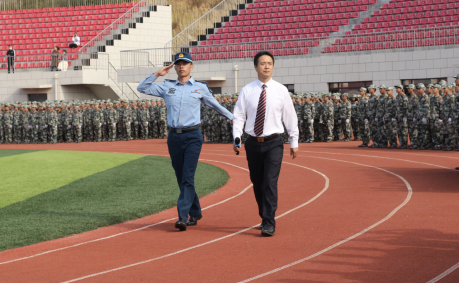 党委副书记兼副经理(主持行政工作)杨斌检阅受阅方阵