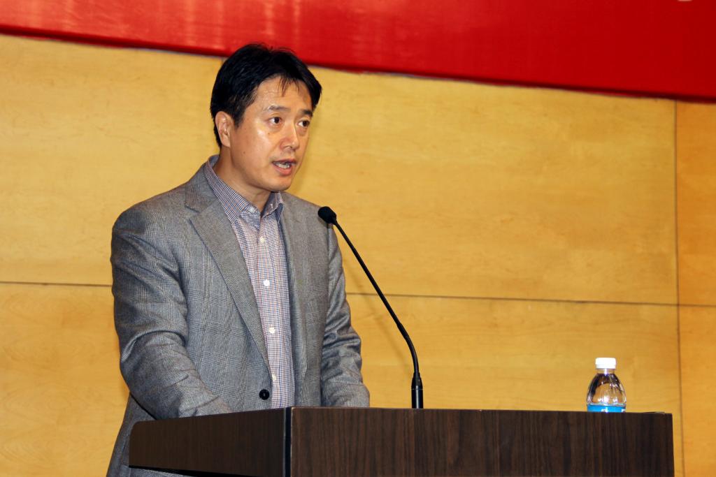杨斌副经理宣读公司决定和获奖集体及获奖个人名单