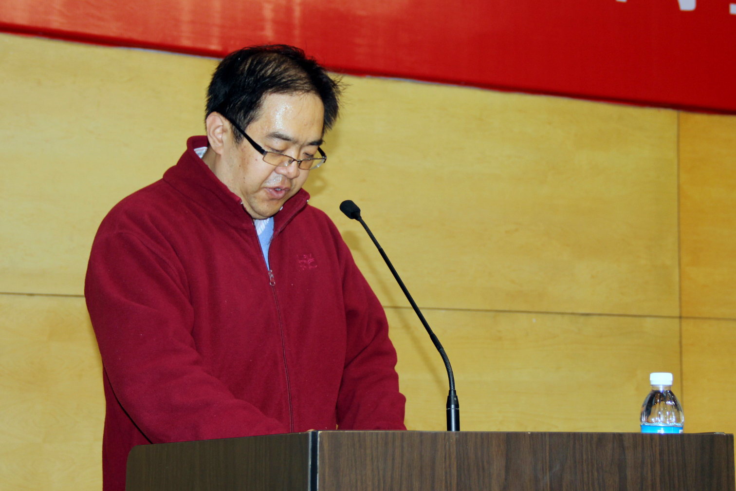 员工工作部主任孙云海主持大会