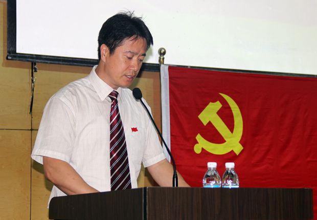 副经理兼党委副书记杨斌主持大会