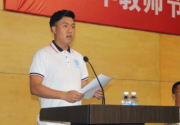 员工代表王泽鸿发言