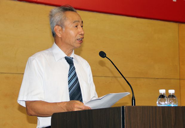 匡国柱经理宣读公司表彰决定