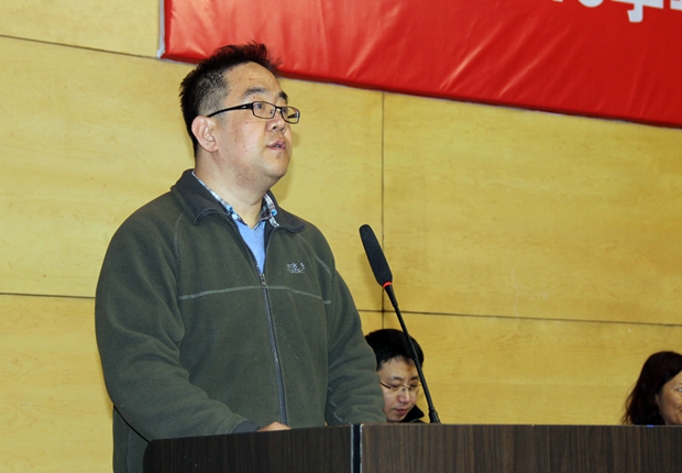 员工工作部主任孙云海主持大会