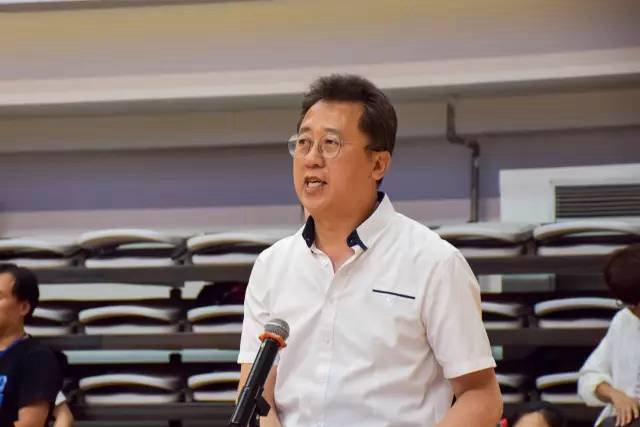 市啦啦操运动协会主席、公司党委书记郭玉铸致欢迎辞