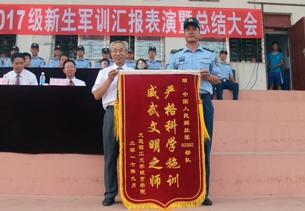 匡国柱经理向承担军训任务的部队赠送锦旗