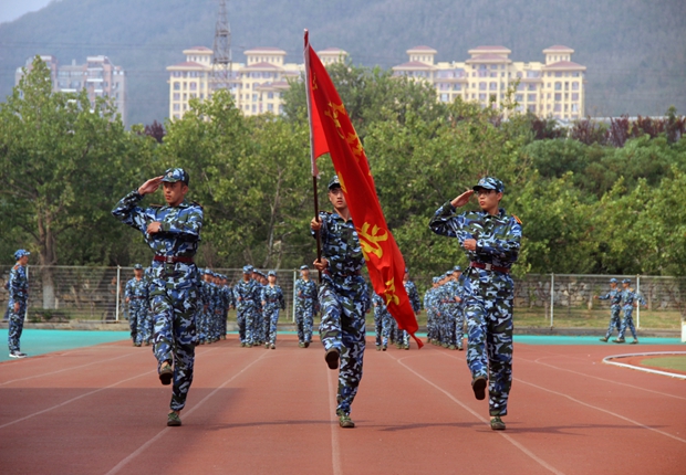 参训新生接受公司领导检阅