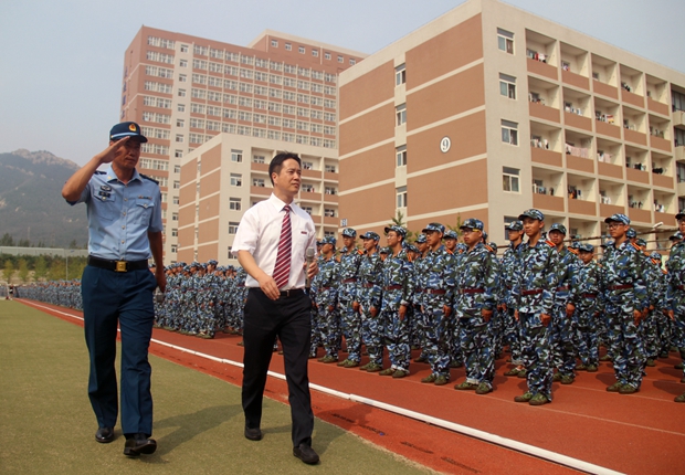 杨斌副经理在教官陪同下检阅参训队伍
