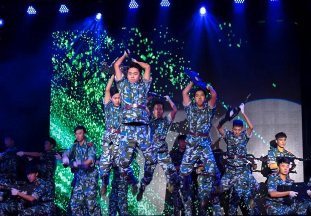 建筑工程公司表演的《脚步》