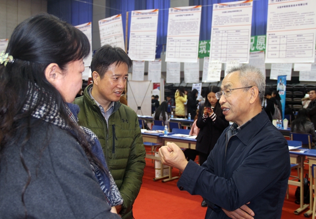公司领导视察双选会会场