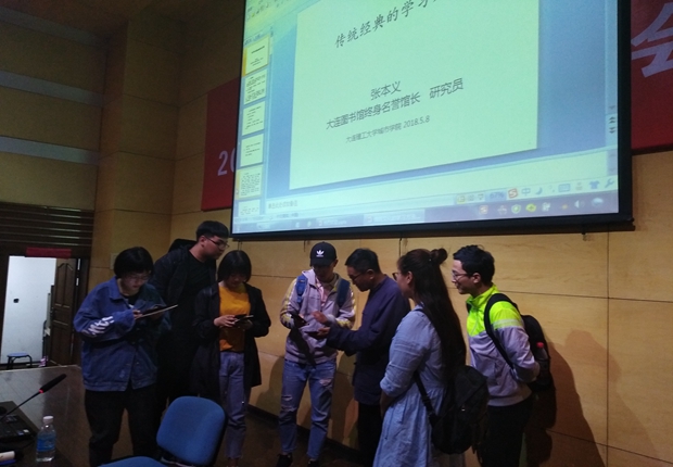 张本义与员工交流