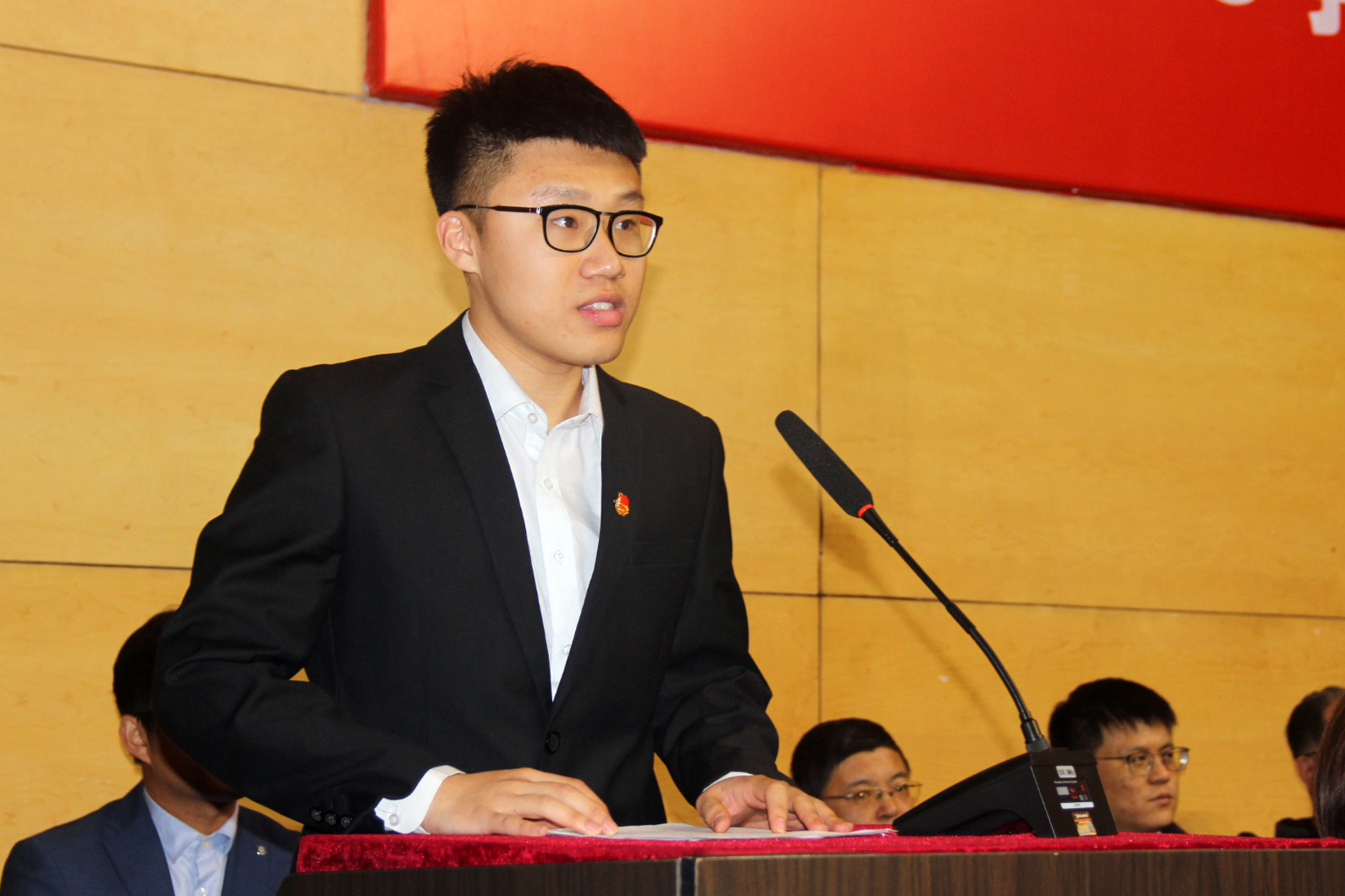 获奖员工代表陈垟发言