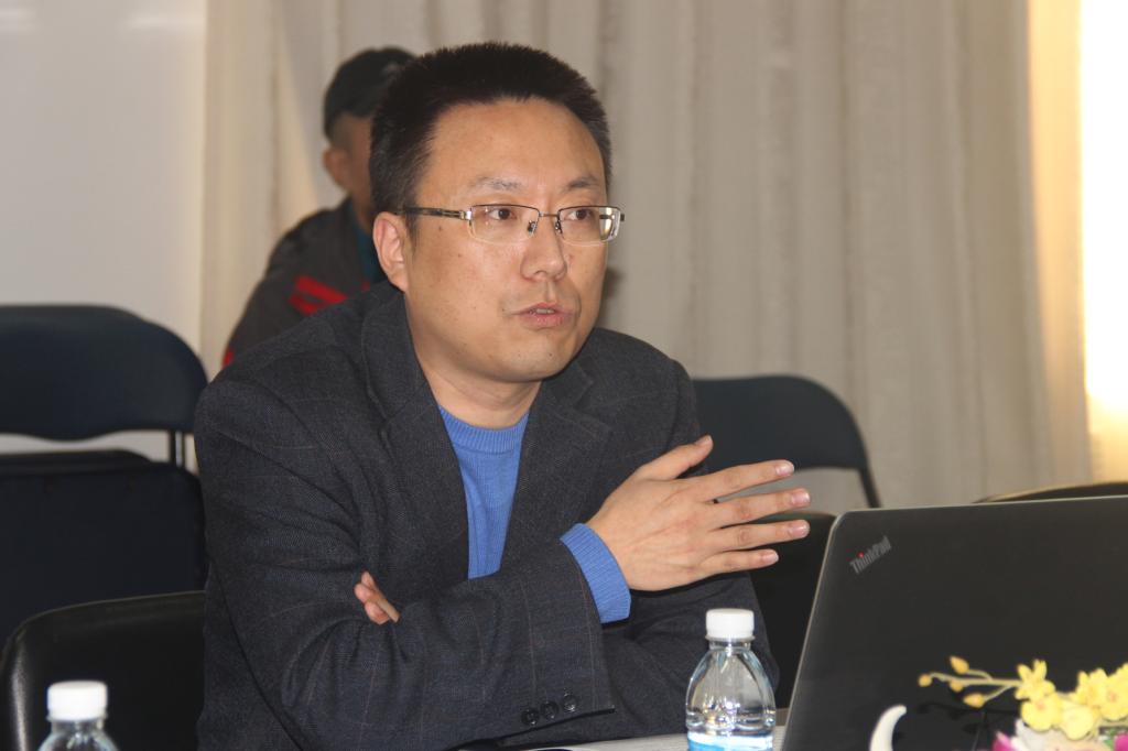 宋辉副经理向检查评估小组汇报工作