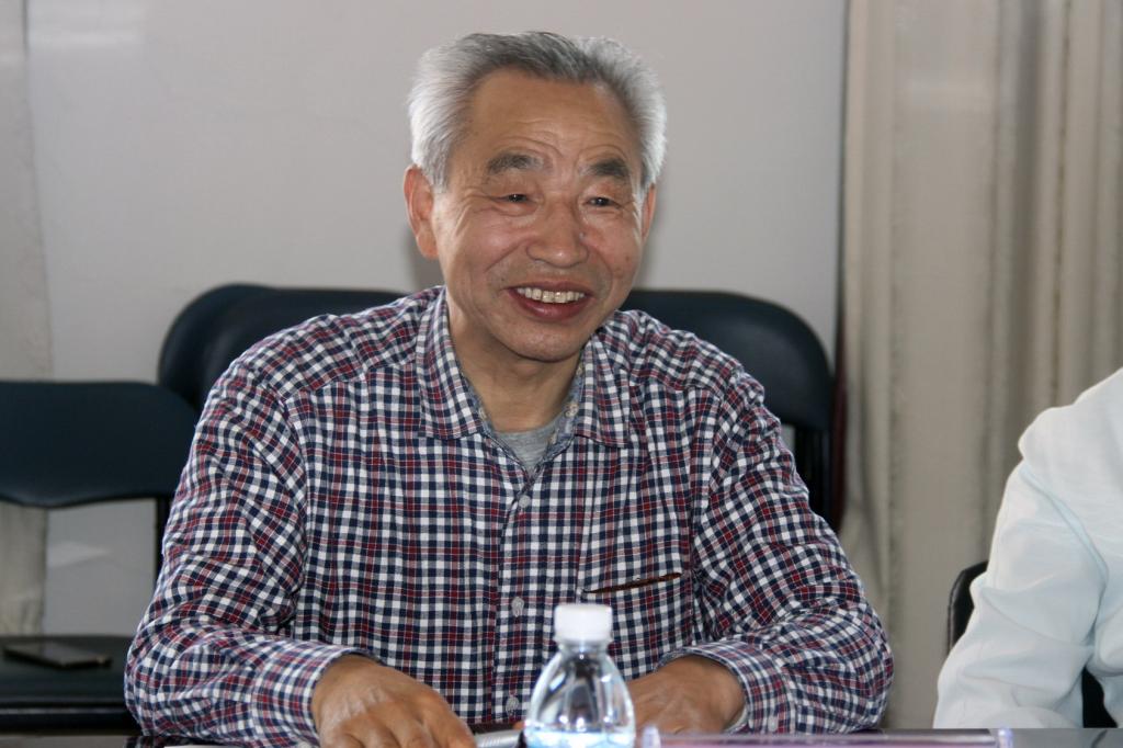 匡国柱经理向客人介绍情况