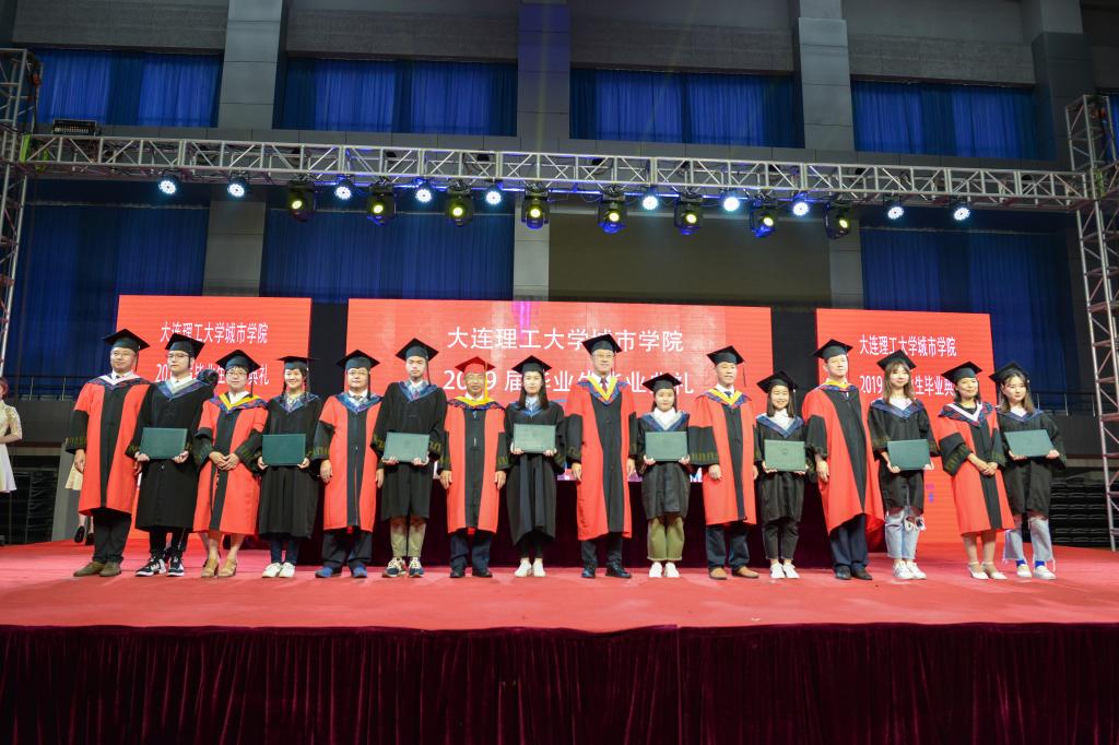 公司领导、分院领导向毕业生代表颁发学位证书