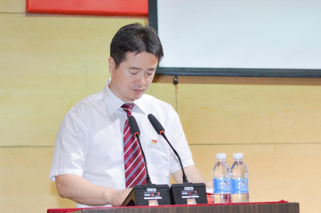 大会由党委副书记兼副经理杨斌主持