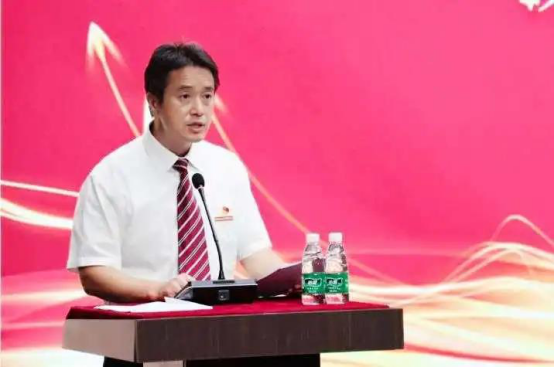 主持行政工作的党委副书记兼副经理杨斌宣读表彰决定